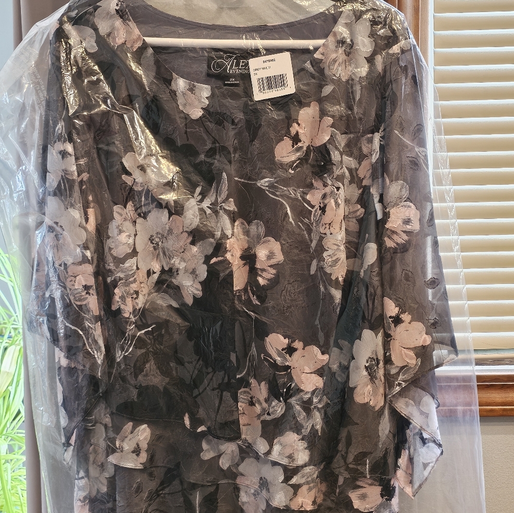 Alex Evenings NWT Women's - 3/4 Sleeve Printed Blouse with Asymmetric Tier Hem